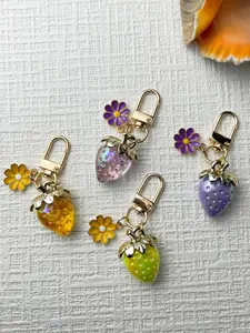 Cute Acrylic Strawberry Keychain Set, 2 Random Colors, Strawberry Keychain,Bag Charms,Kawaii Key Chains Accessories Decor for Girls Purse Gift, Bag/earphone Box Decoration, Party Gift, Daisy Pendant Accessory