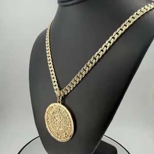 Cadena con dije de calendario azteca
