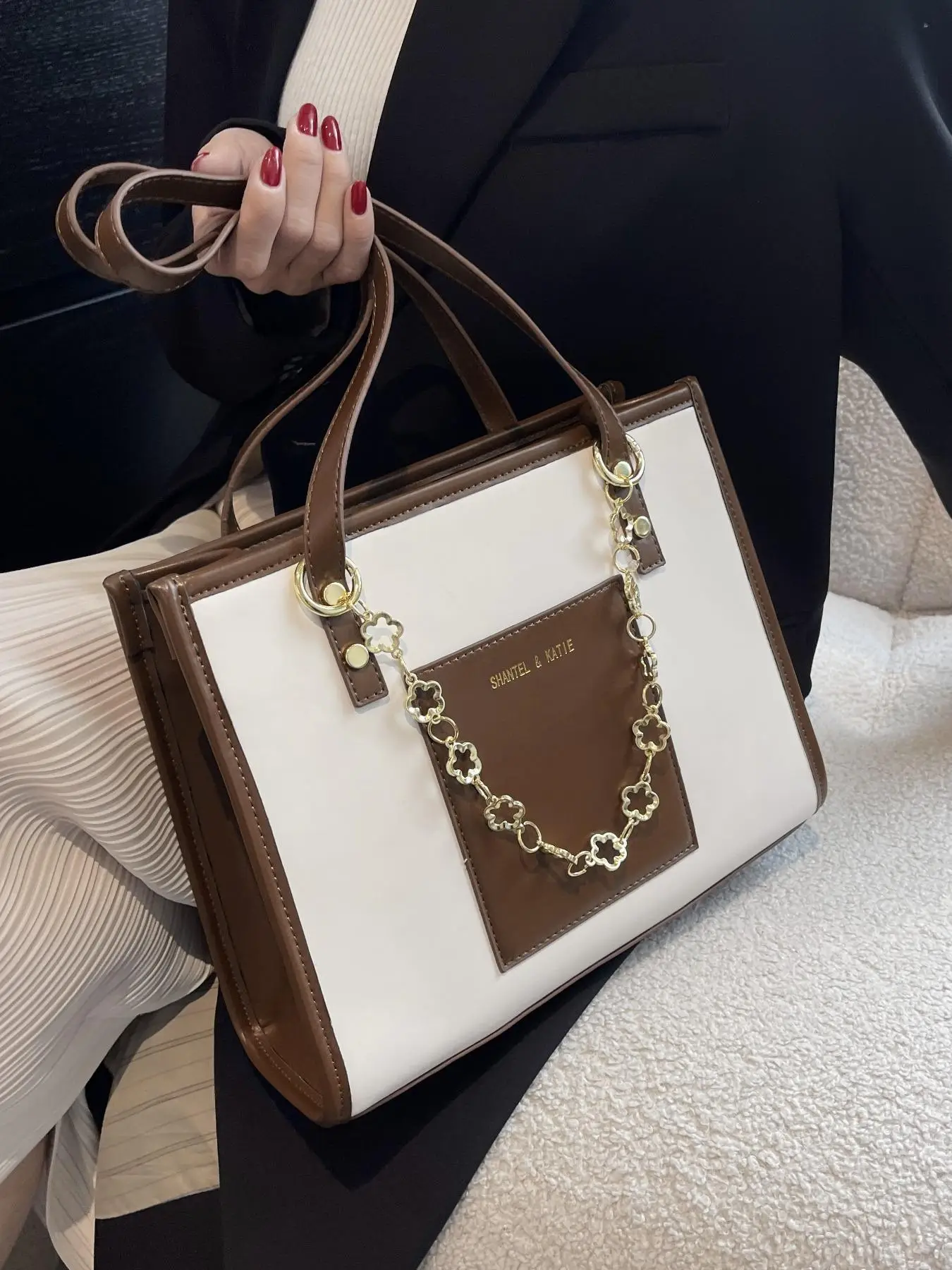 1 Piece Fashionable Colorblock Letter Design Tote Bag, Casual Pu Leather Chain Decor Large Capacity Tote Bag For Women & Girls For Work & Daily Used