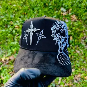 Gorra de Jesús Cruces SnapBack - Black with White Cross and Crown of Thorns Design
