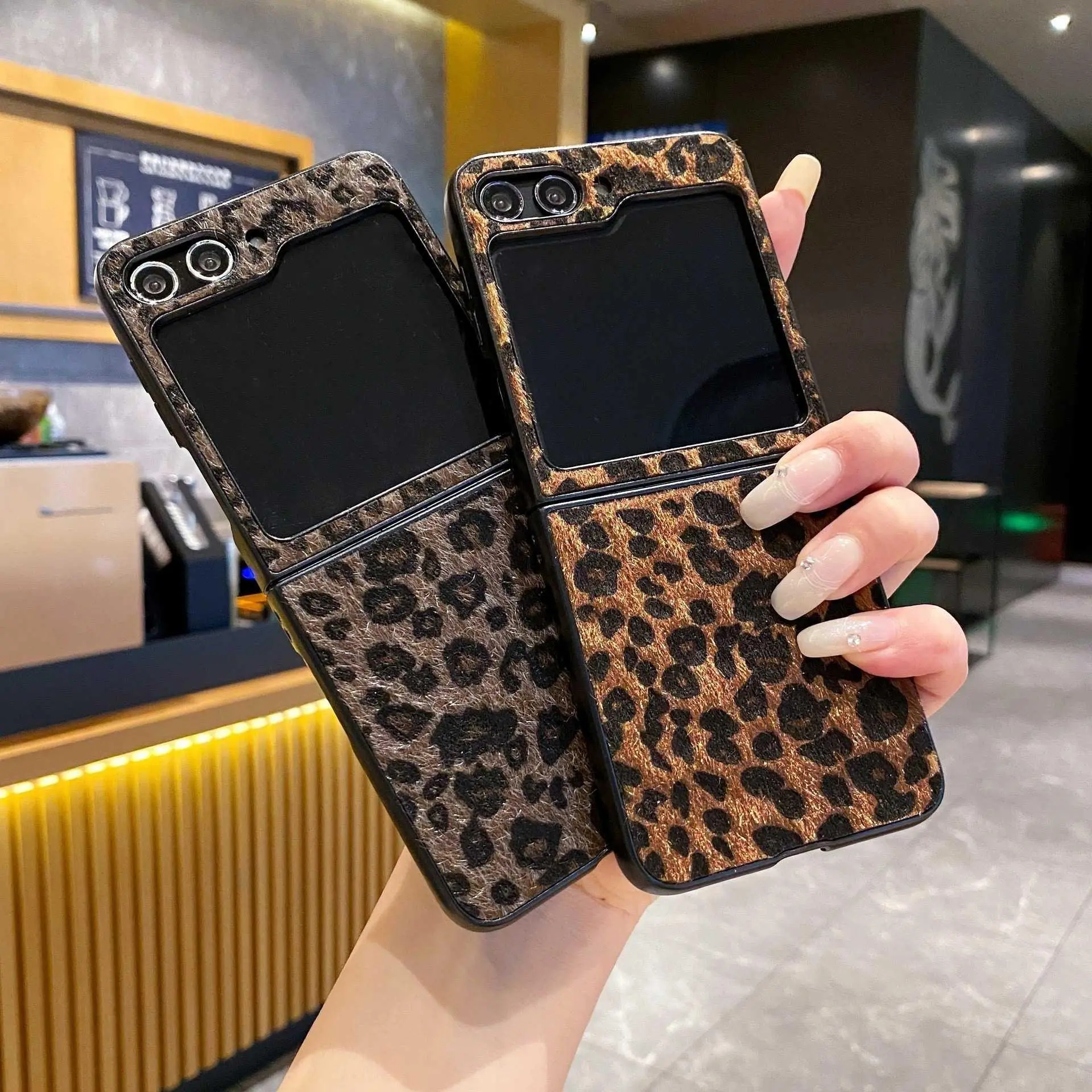 For Samsung Galaxy Z Flip7 Phone Case For Samsung Galaxy Z Flip6 Foldable Screen Retro Leopard Print Plush Protective Cover HNA41