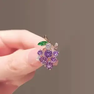 Fashion Shine Crystal Grape Brooch for Women Girls Cute Strawberry Flower Frog Mouse Animal Jewelry Coat Lapel Pins Party Badges