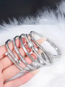 5-piece set of French elegant and fashionable classic bracelets, made of stainless steel material, suitable for daily wear and important occasions, perfect gift, Stackable Bracelets, Layered Bracelet Set