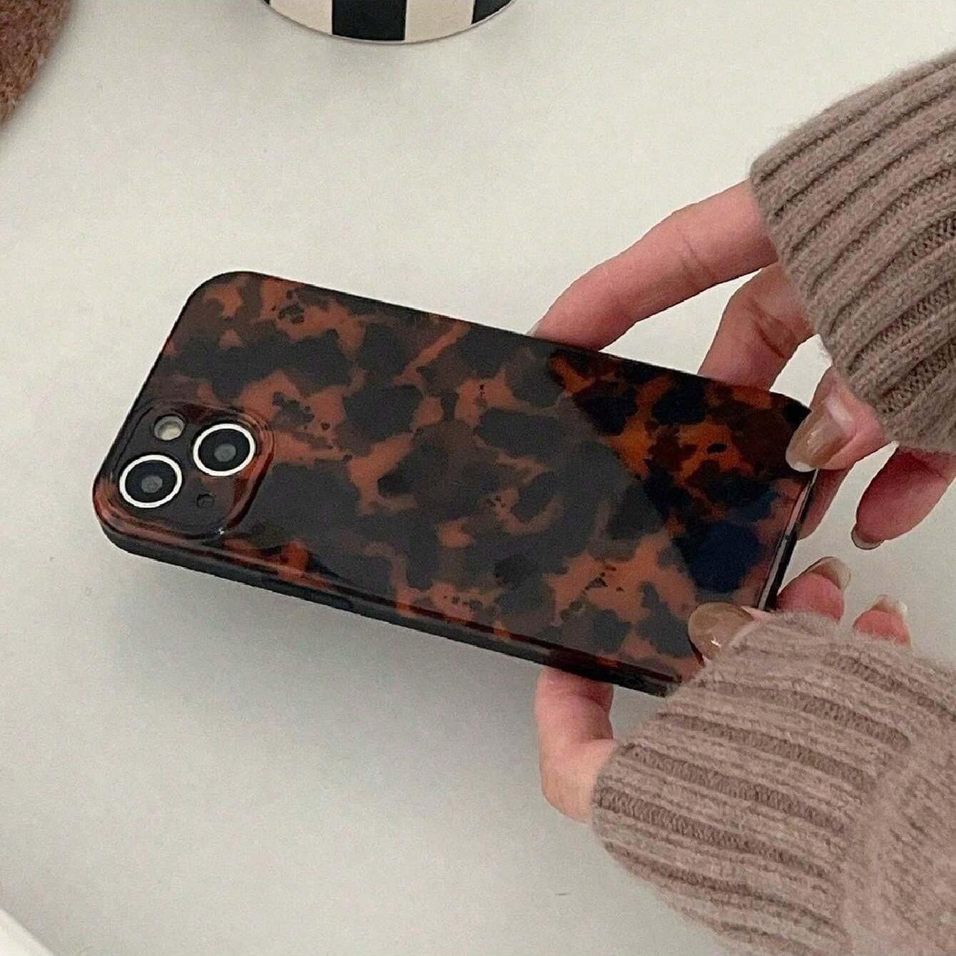 Leopard Print Phone Case Set with Earbuds Case, Stylish Protective Cover, Compatible with iPhone 14–16 Pro Series, Shockproof Slim Design