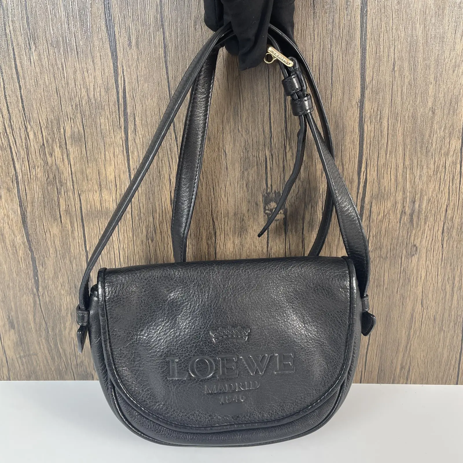Pre-owned Loewe Soft black grained lamb leather Crossbody Bags Vintage Embossed Logo Black Leather Saddle Crossbody Bag+charm +++