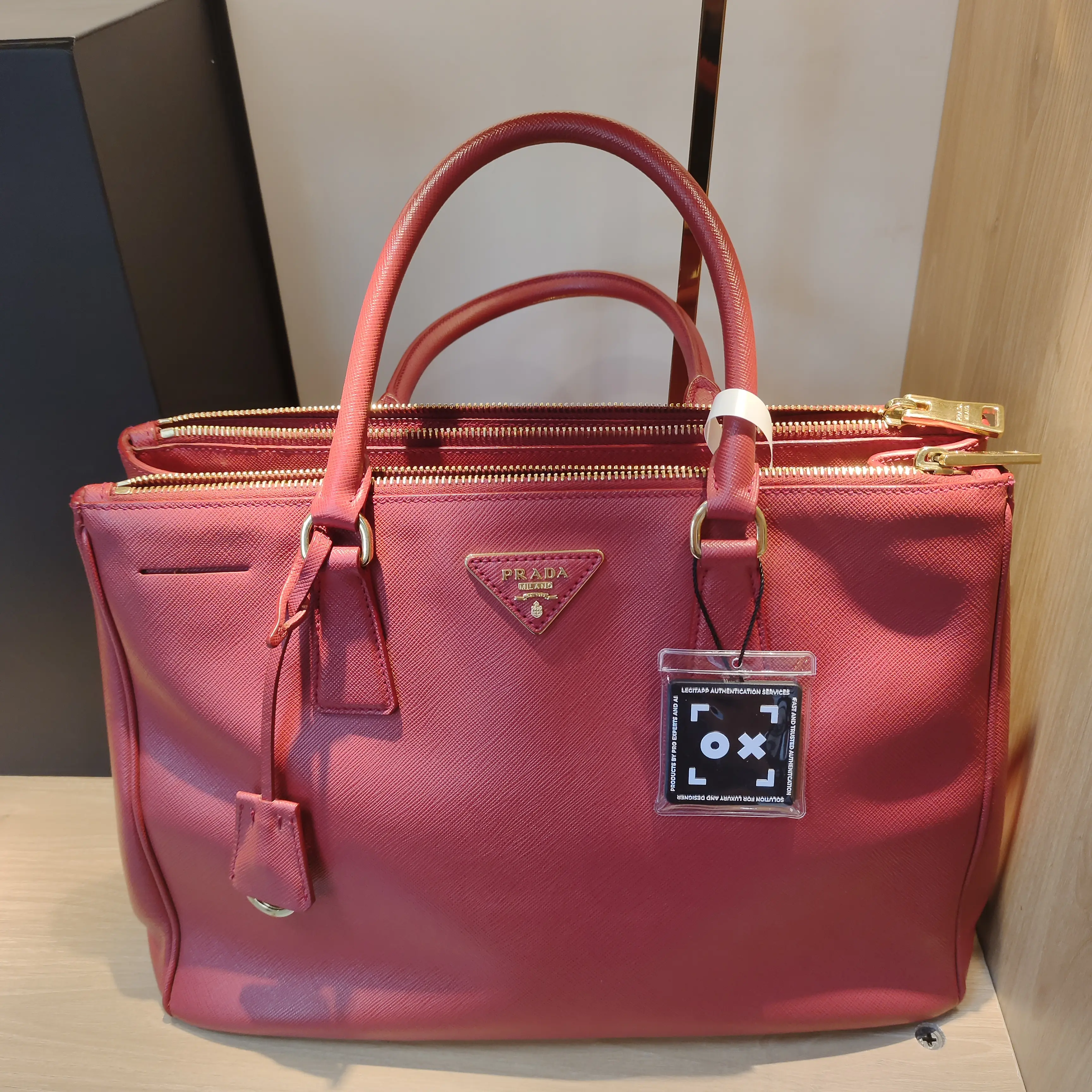 Pre-owned PRADA leather Tote Bags Galleria Medium Tote Bag (Red Saffiano Leather)++bag charm++