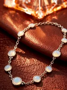 A silver toned gradient moonstone bead necklace, creating a gentle and dreamy texture, suitable for daily commuting, dating, or light social occasions, easily paired with gentle style outfits.