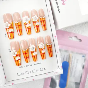 Lola:Customized Nails Picked In Liveroom