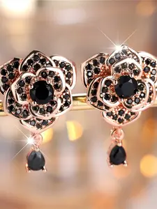A pair of rose gold stud earrings made of black zirconia are fashionable, elegant and simple, suitable for women to wear at travel wedding parties