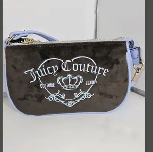 Juicy Couture Brown Velour Crown Luxury Wristlet & Baby Blue Vinyl Shoulder Bag Set Perfect for Valentine’s Day Heart Logo Gift Luxe 2