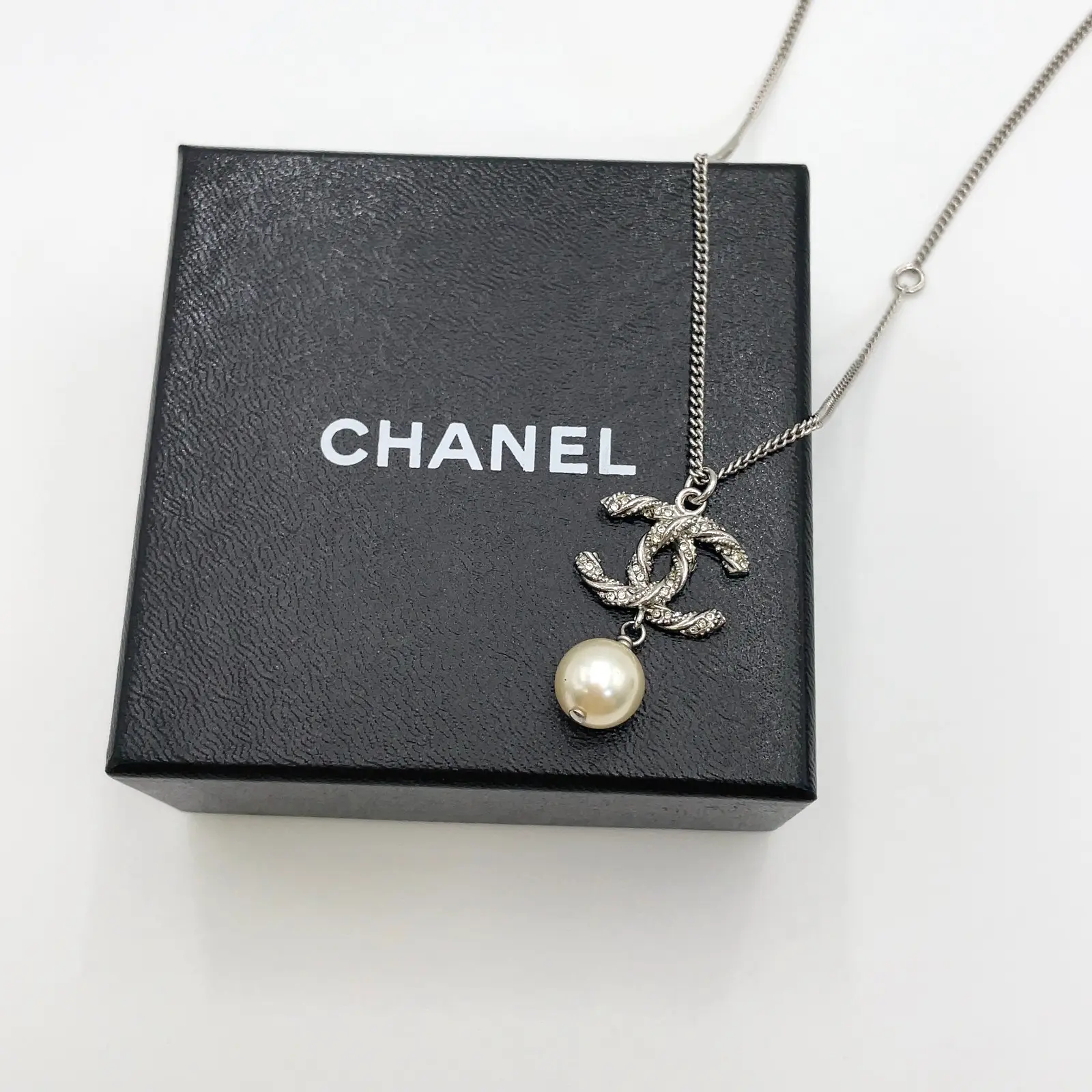 Pre-owned Chanel Swing Pearl Coco SV Necklace engraved 12646040105/334546