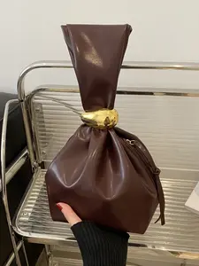 Valentine's Day elegant handbag, simple retro high-end texture PU Leather wrist bag, gold buckle decoration, retro fashion versatile, suitable for attending parties, events, shopping, parties, dinners, sending girlfriends, PU Leather Bag