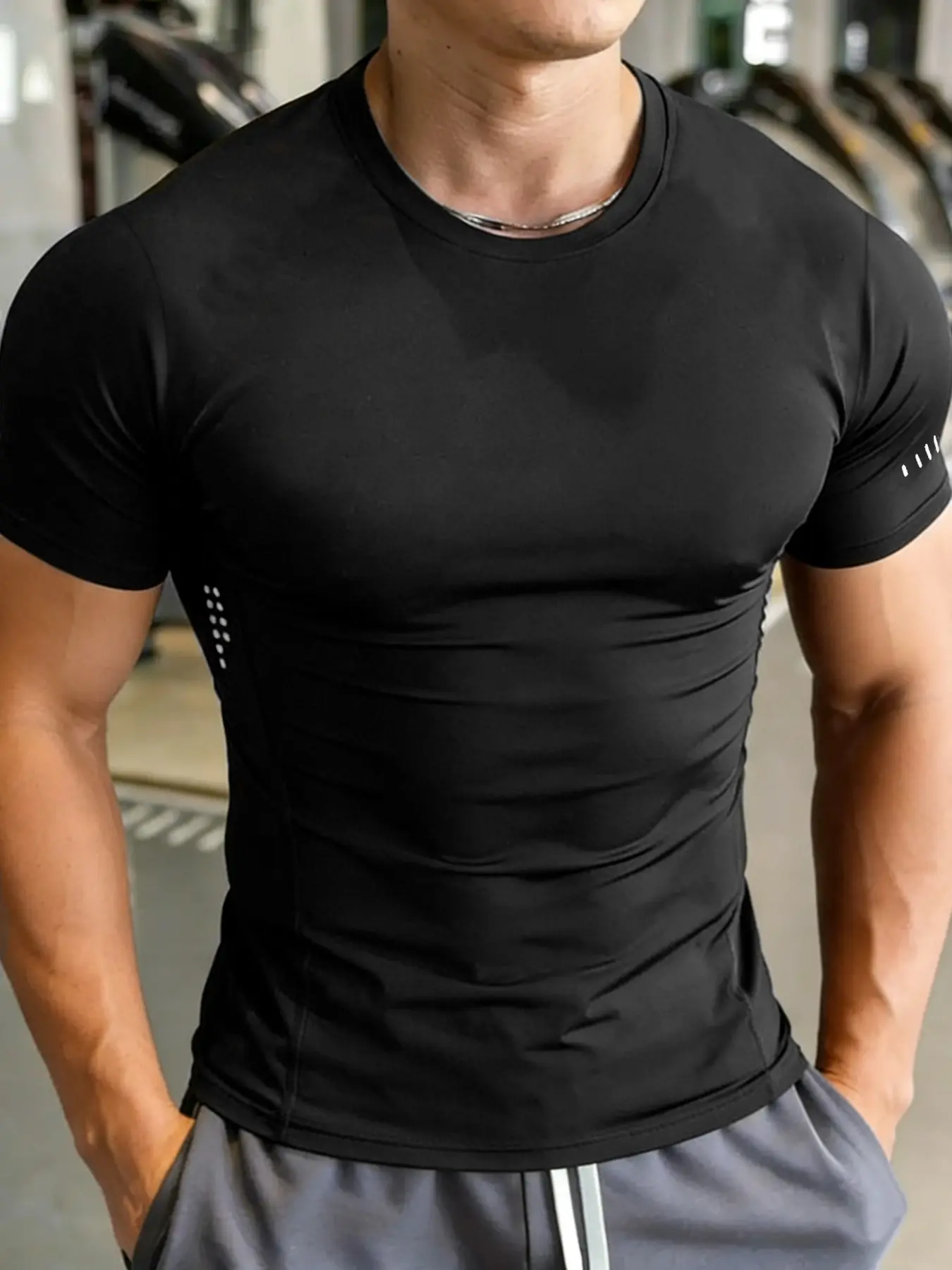 Men's Tight Fit Sports T-Shirt, Elastic Breathable Fabric, Side Vent Design, Slim Fit Muscle Show, Gym Running Basketball, All Seasons, Gym Tees, Athletic Tops