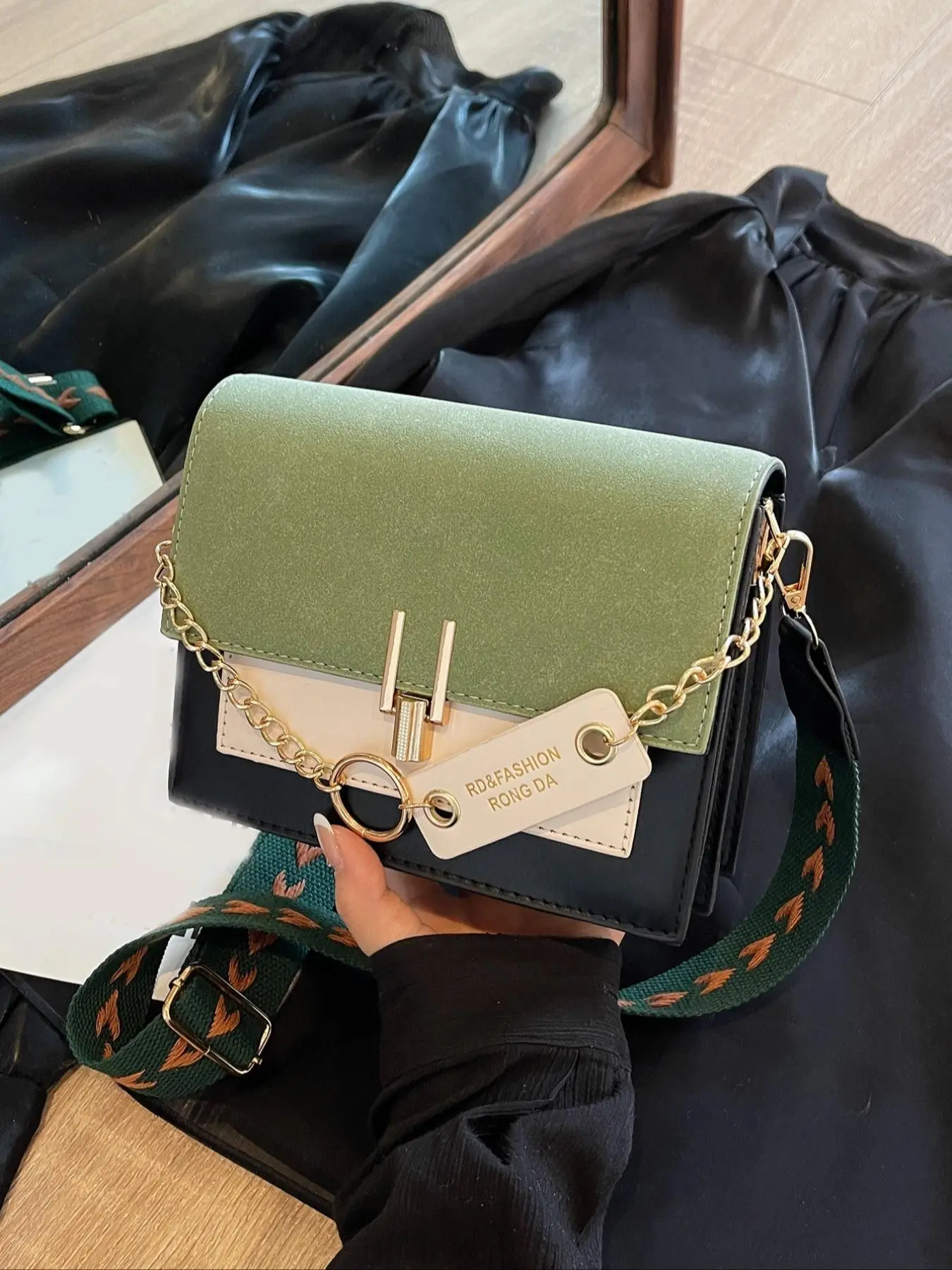 Contrast stitching design is fashionable, simple, casual and versatile one-shoulder messenger bag, crossbody bag, niche luxury chain bag, retro trend, multi-color optional suitable for shopping and dating, Fashionable bags