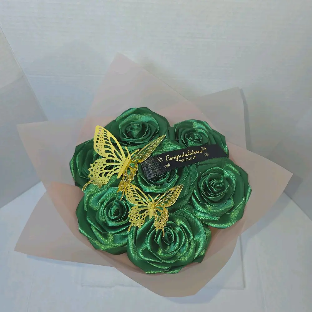 Graduation Gift Bouquet with handmade Eternal Roses, butterfly and Pearls.  Bouquet de rosas Eternas con  Mariposas y Perlas para Graduación.