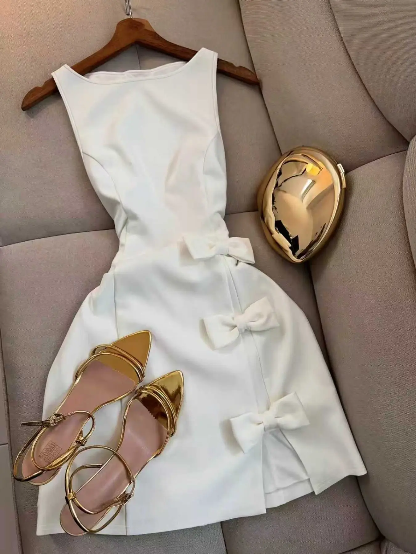 Women's Round-Neck Sleeveless Slim-Fit Dress with Split Hem & Bow-Tie Detail, Elegant Chic Dress for Spring & Summer Party