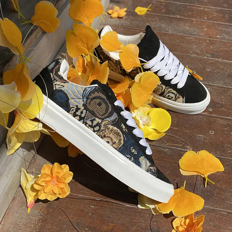 Retro teddy bear printed canvas shoes with black and white contrasting low top board shoes, college style age reducing casual shoes