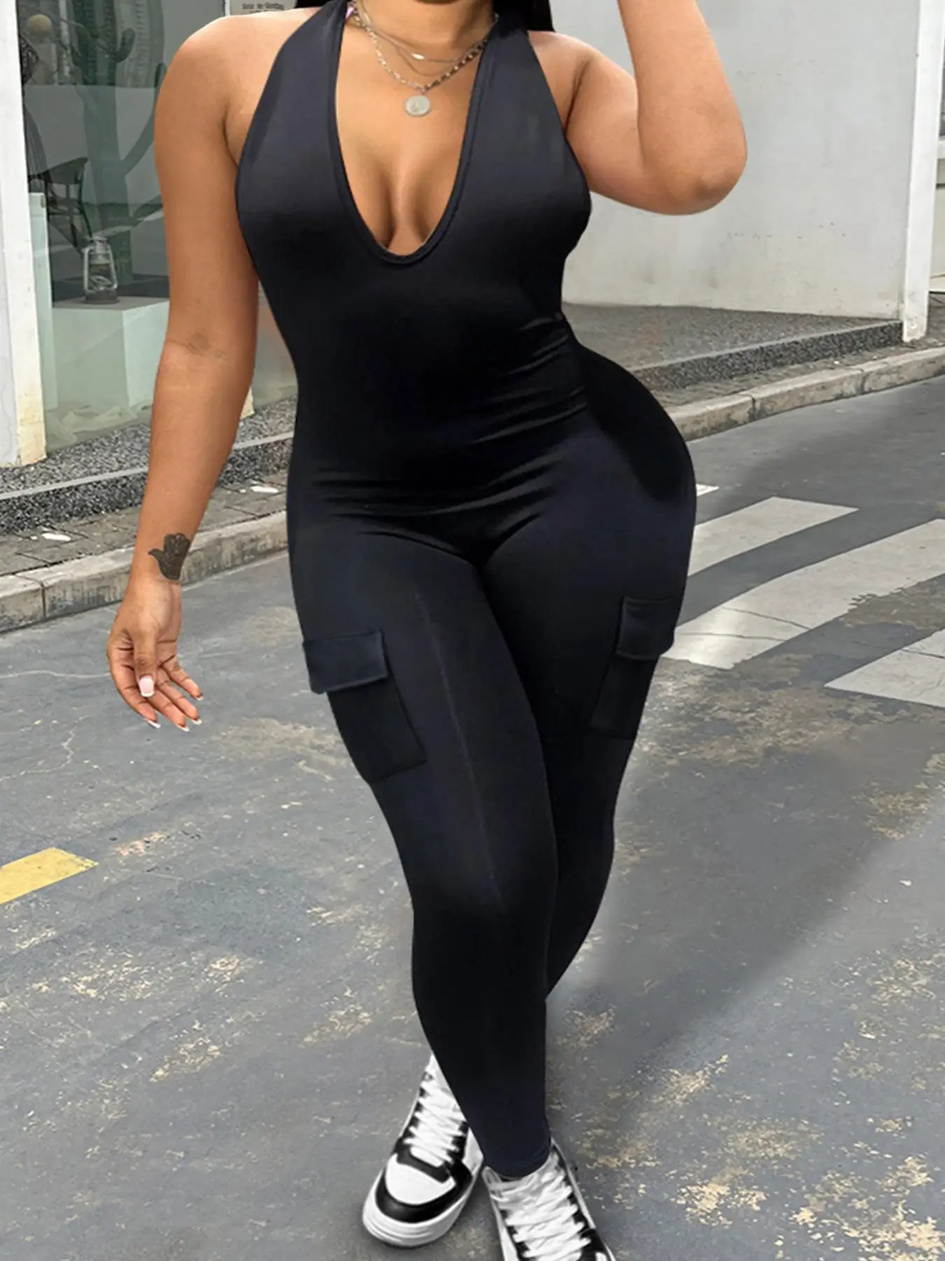 Women's Solid Tie Backless Halter Skinny Jumpsuit, Comfort Basic Minimalist Casual Flap Pocket Sleeveless Plunge Neck Jumpsuit for Daily Wear, Ladies