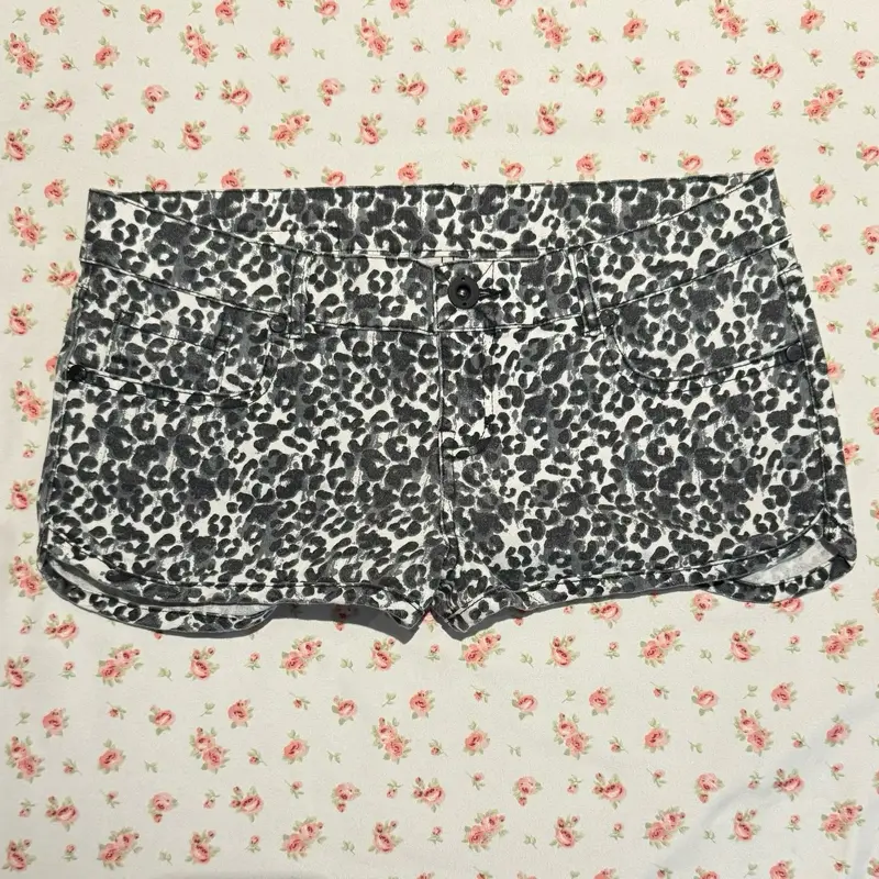 ꨄ y2k gothic leopard print Hurley mini shorts  ࣪₊: