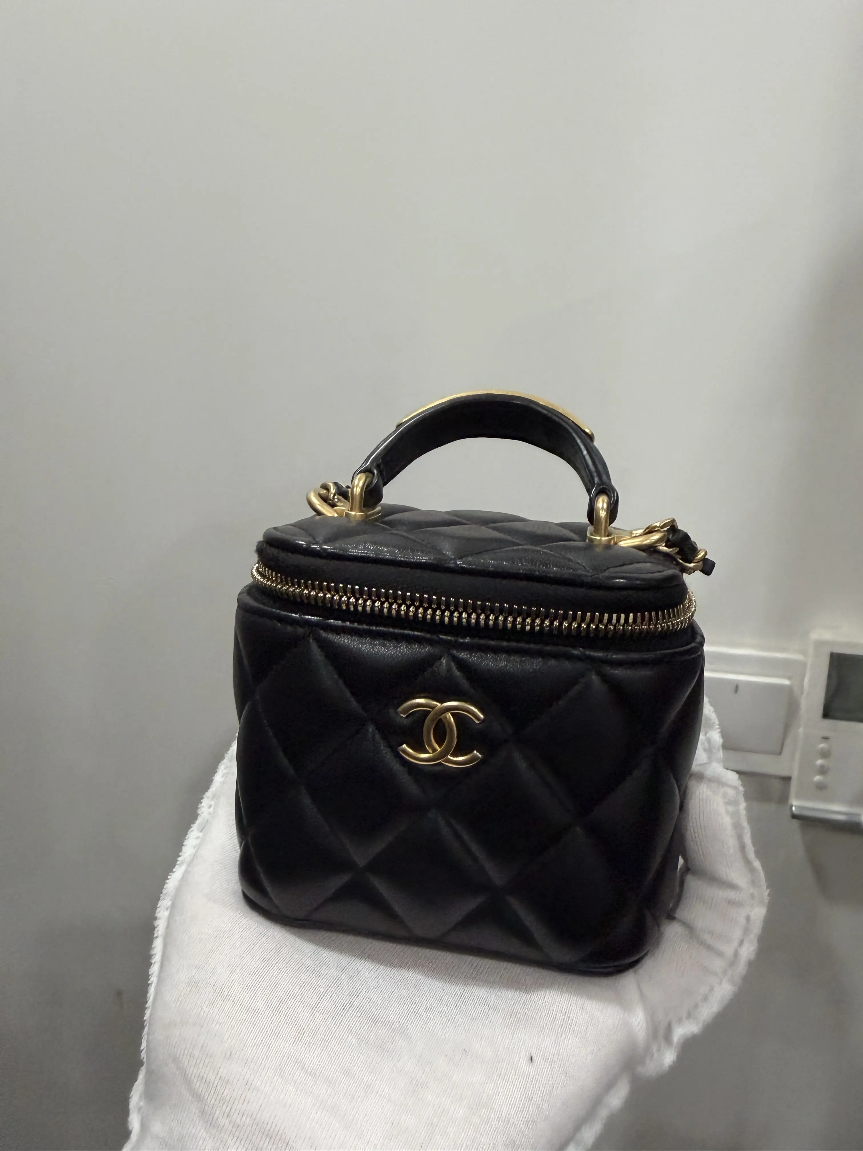 Pre-owned CHANEL Lambskin Quilted Mini Pearl Crush Vanity Case With Chain Black