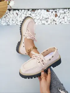 Fashionable and versatile women's color-block loafers, thick-soled lace-up shoes with metal buckles, platform shoes with distressed stitching, soft soles for comfort, retro college style, suitable for commuting and campus wear.