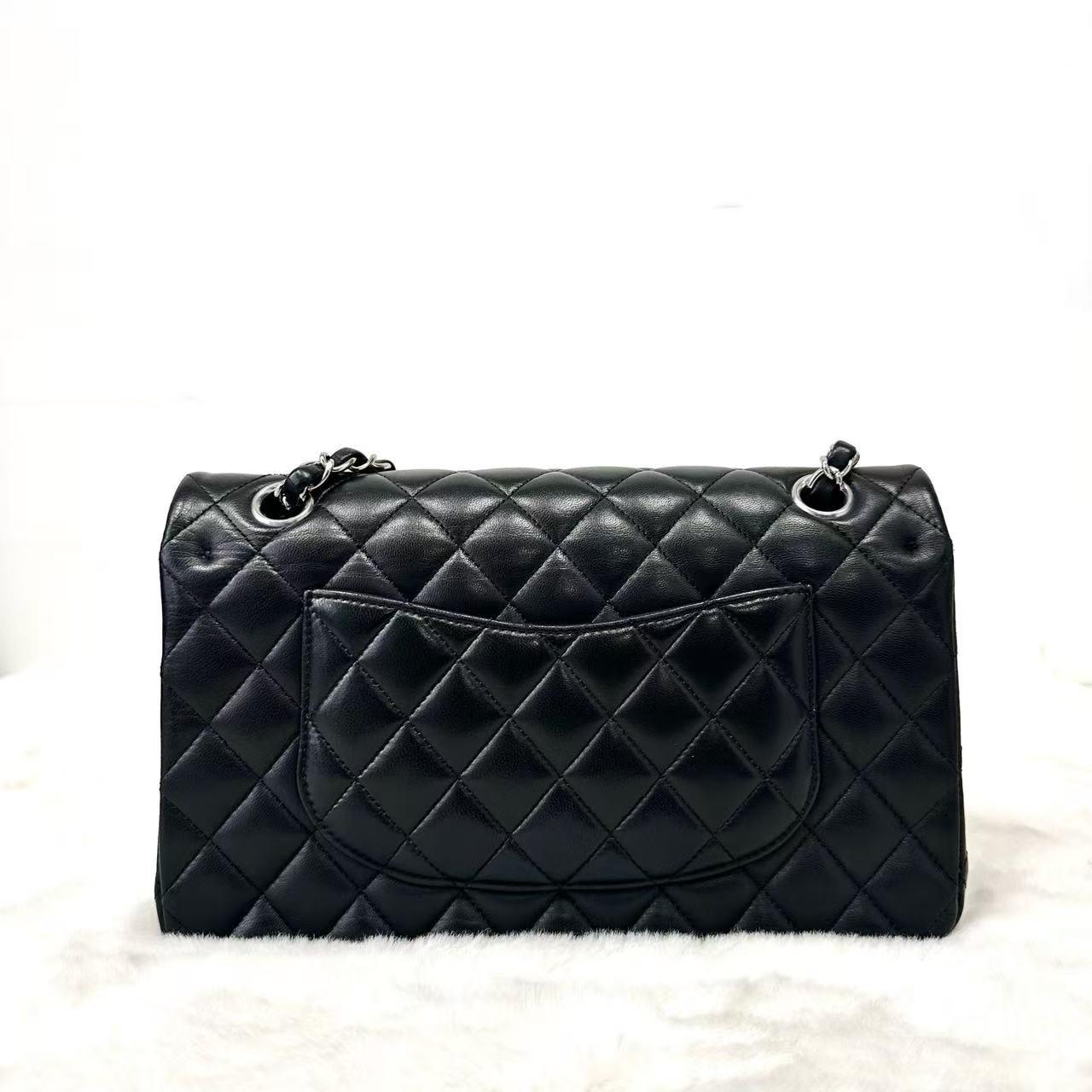 Pre-owned CHANEL Black Lambskin Medium Classic Flap |21345581