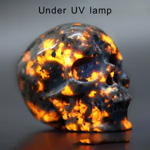 Yooperlite Skull Carving UV Reactive Healing Crystal Stone Statue Hand Carved Skull Sculpture Home Decoration Reiki Energy Therapy Halloween Decor