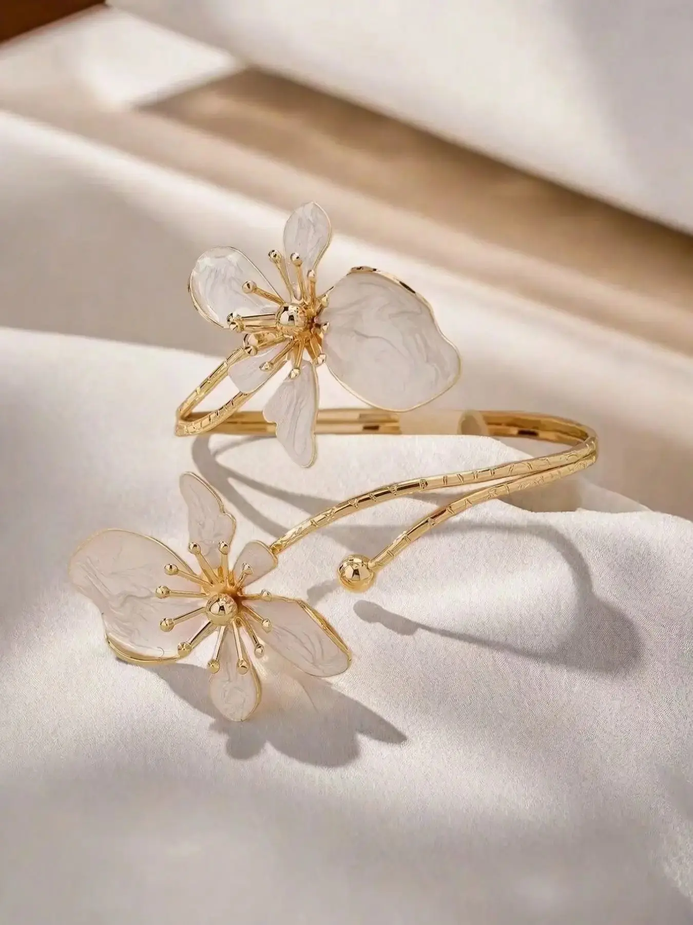 Trendy 3D Floral Geometric Line Adjustable Fit Bangle Bracelet for Women, Adjustable Cuffs, Elegant Open Cuff Wrist Jewelry, Minimalist Chic Fashion Accessory for Daily Wear, Party, Office, Vacation, Mother's Day, Graduation, Birthday Gift for Her