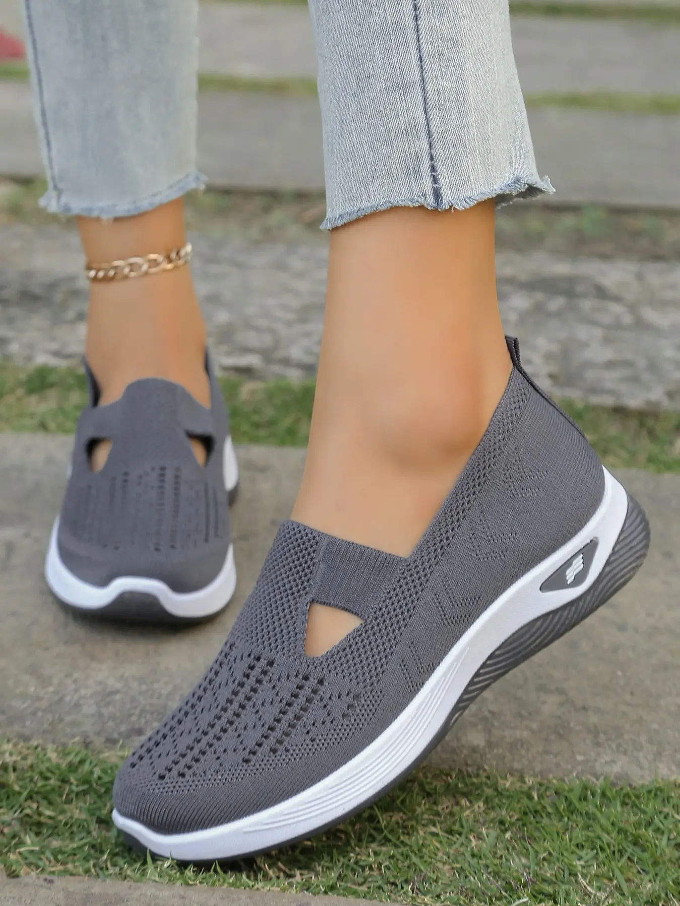 Summer Hollow-Out Mesh Shoes for Mom, Soft Sole Breathable Slip-On Shoes, Anti-Slip Comfortable Walking Shoes for Middle-Aged, Lightweight Slip-Ons, Breathable Summer Footwear