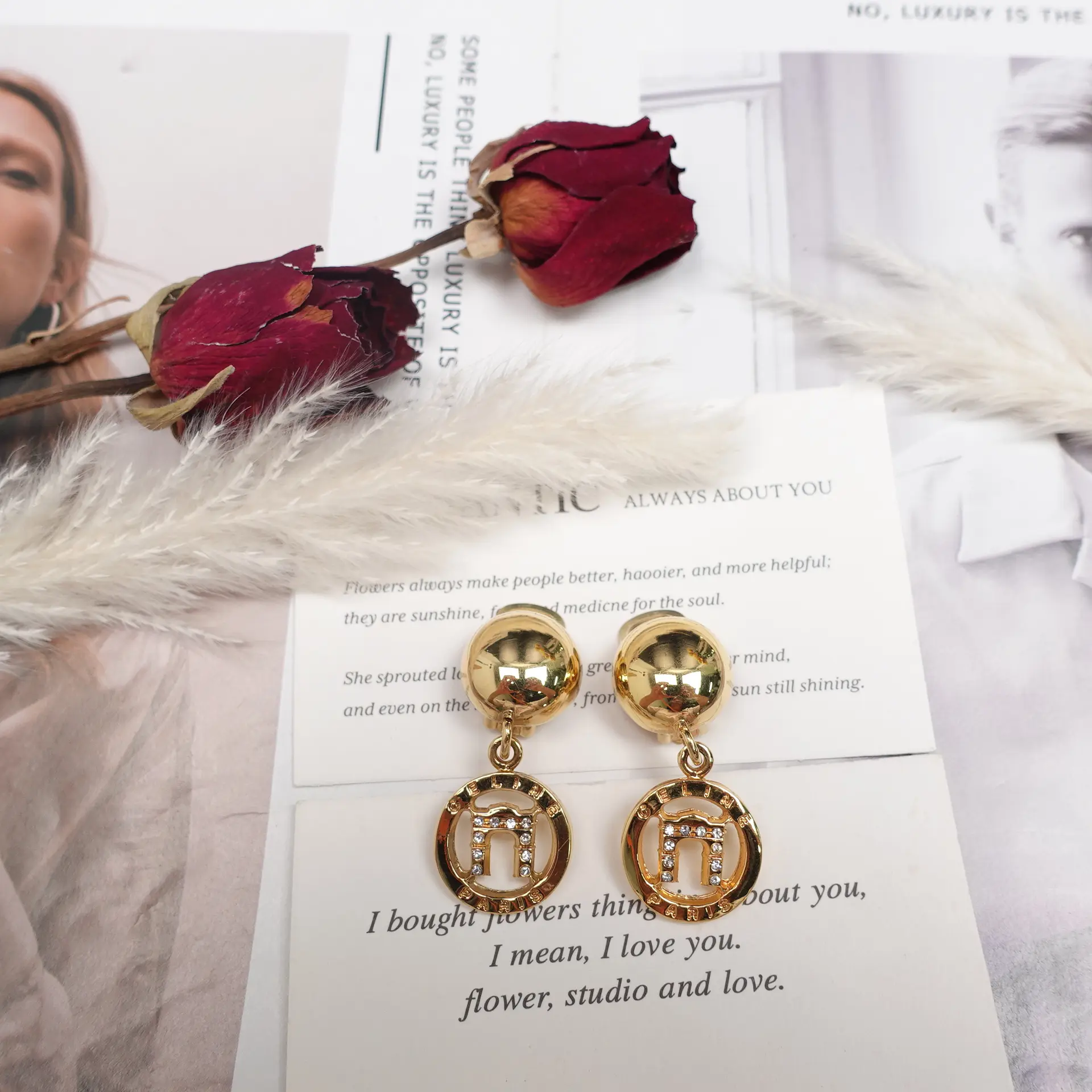 Pre-owned Celine Gold Tone Diamond Gold Earrings T10272887