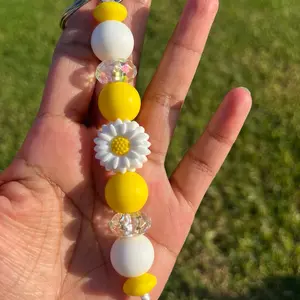 Daisy Focal Beaded Keychain