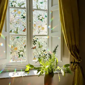 1 roll iridescent window film with floral and bird pattern, decorative privacy film for glass. Static cling, self-adhesive, removable and easy to apply. Ideal for windows and doors, enhancing home aesthetics and room décor. Artistic
