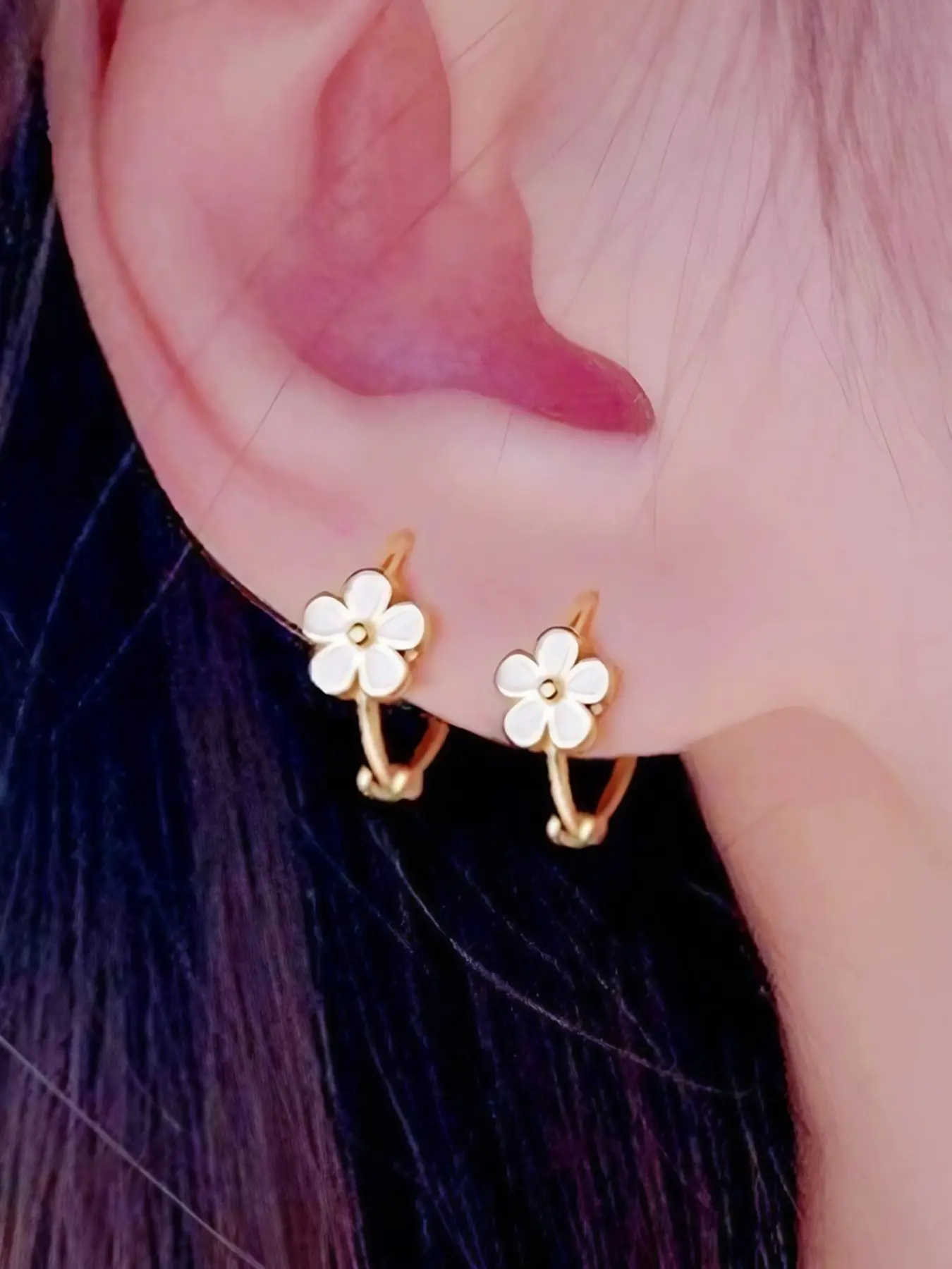 Cute Daisy Flower Earrings for Women, Fashionable Huggie Earrings, Elegant Minimalist Earrings, Minimalist Design Perfect Gift for Her, Everyday Wear with Zinc Alloy Material