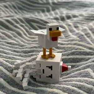 3D Printed Minecraft Feather Chicken Keychain Toy, Rotatable Desk Ornament, Collectible Gaming Accessory, Perfect Gift for Gamers