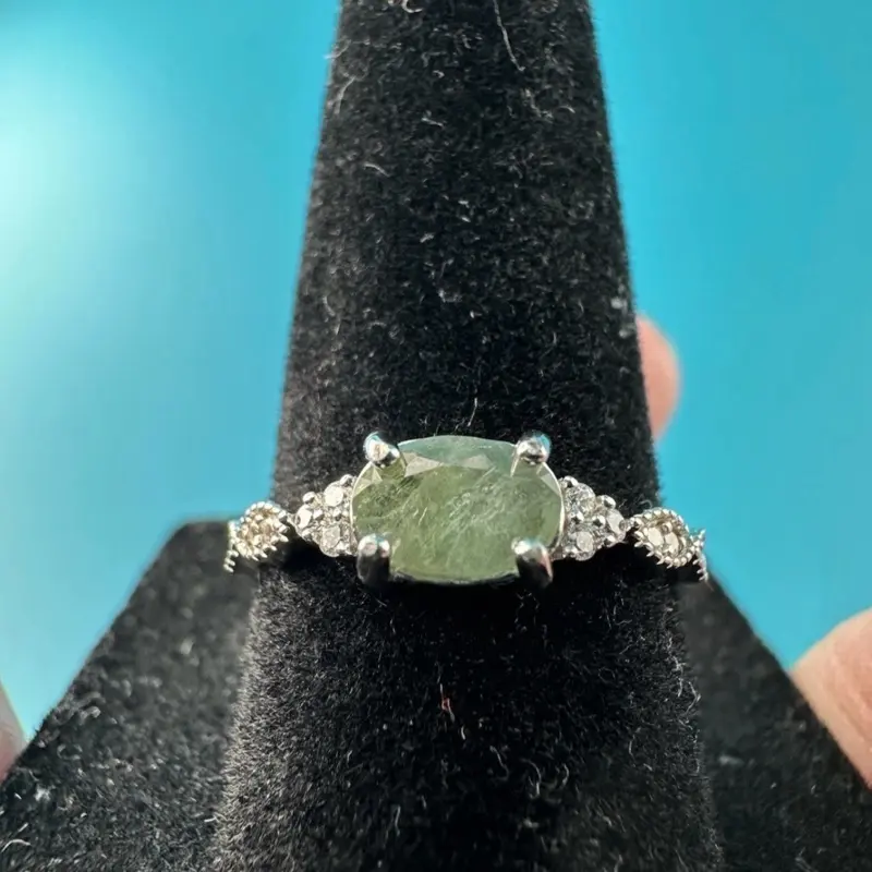 Beautiful All natural alexandrite, size 7, 0.66 carat rhodium plated 925 silver ring with beautiful color change