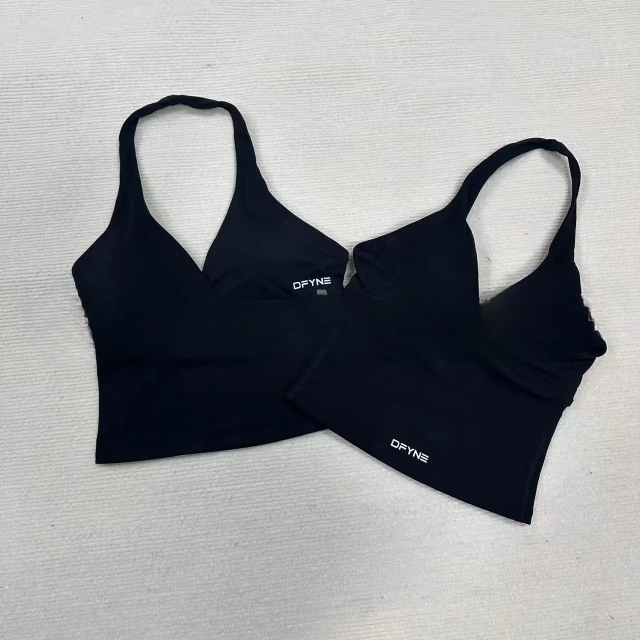 DFYNE's best-selling women's stretch vest, made of nylon fabric, is breathable and sweat-resistant, making it perfect for yoga and fitness.