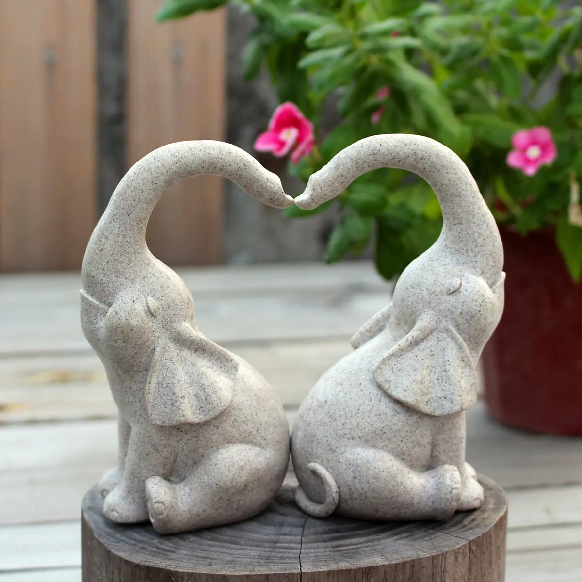 Cute Resin Elephant Statue Set, 2 Pieces with Heart-Shaped Noses, Perfect for Valentine's Day, Anniversary, Home Decor, Animal Decorations, Wedding Decoration, Garden Sculptures Statues, Resin Animal Sculptures