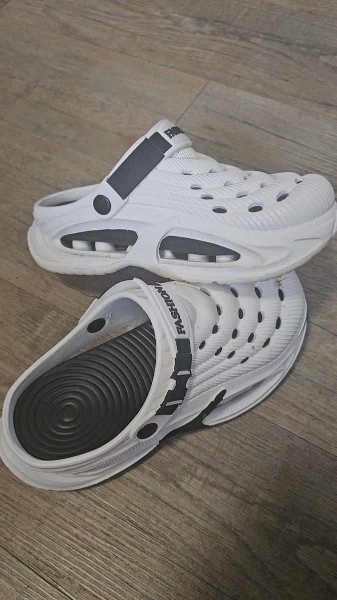 Item: Black White, US8-8.5 (CN40-41)