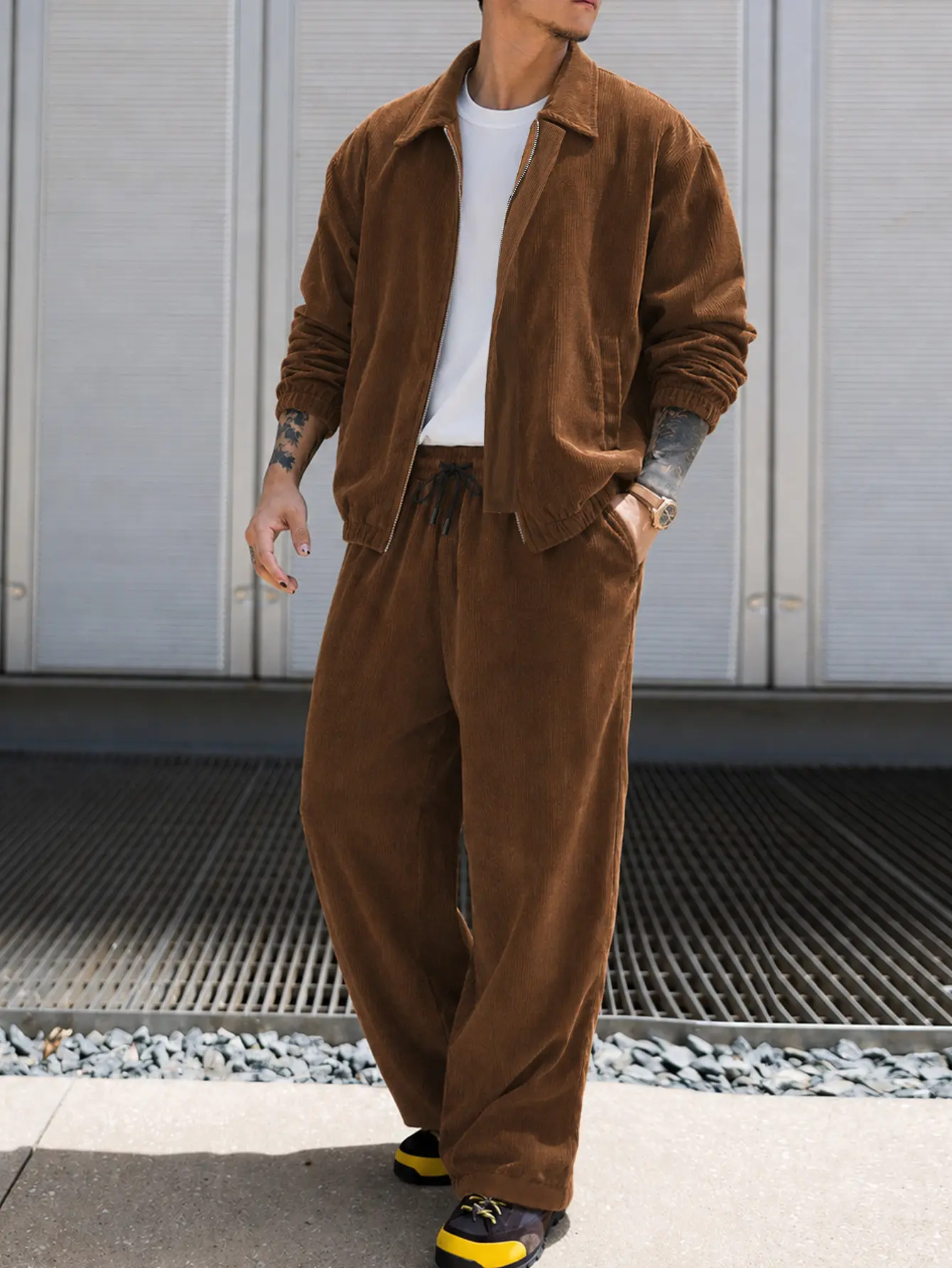 Men’s brown corduroy jacket set with a notched lapel: zip-up jacket + wide-leg sweatpants two-piece set, suitable for everyday outings, dates, and streetwear styling.