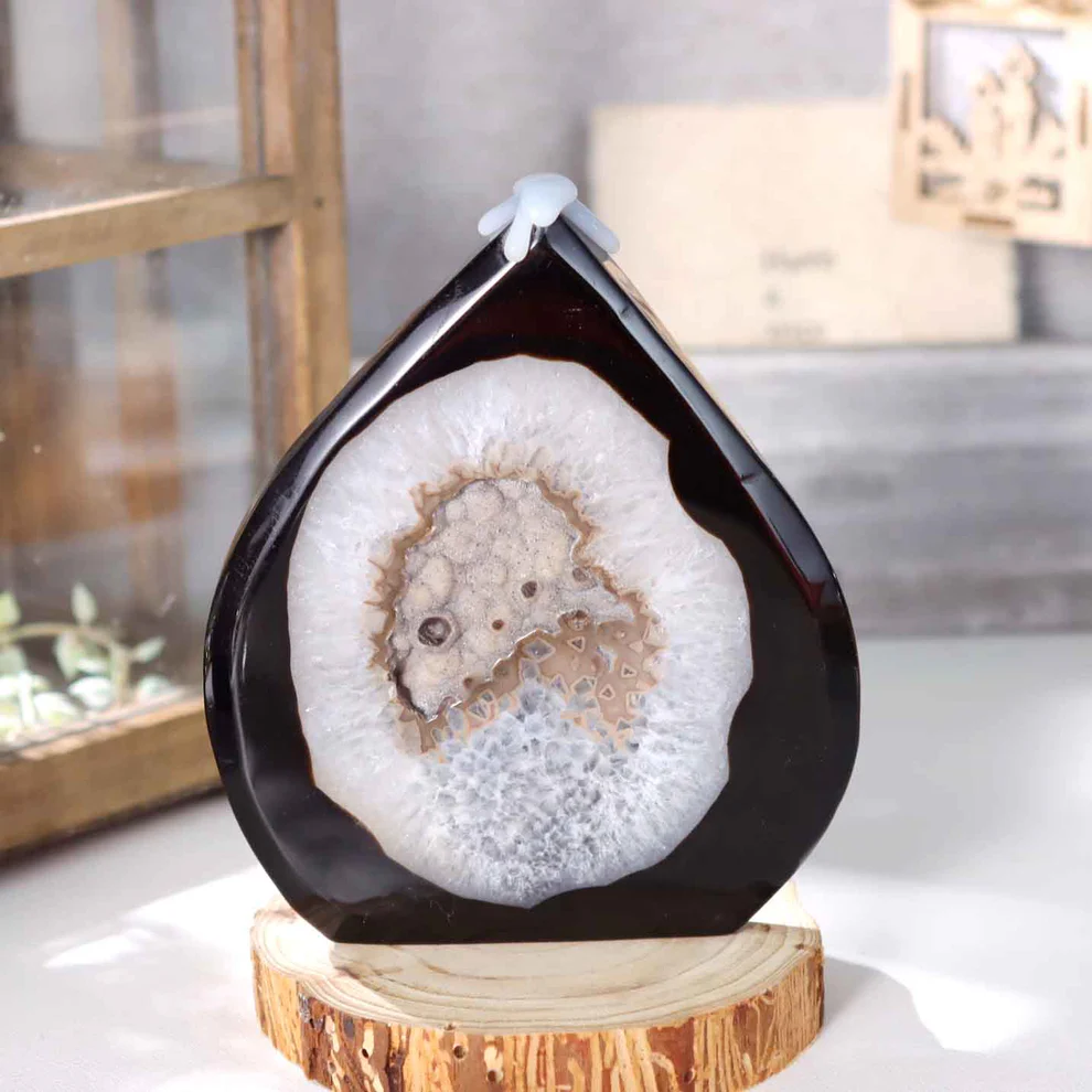 Intuitive Crystal 02 - All Black Agate Product for Home Decorations - Unique Selections of Natural Crystals for Collectors and Beginners - Selenite