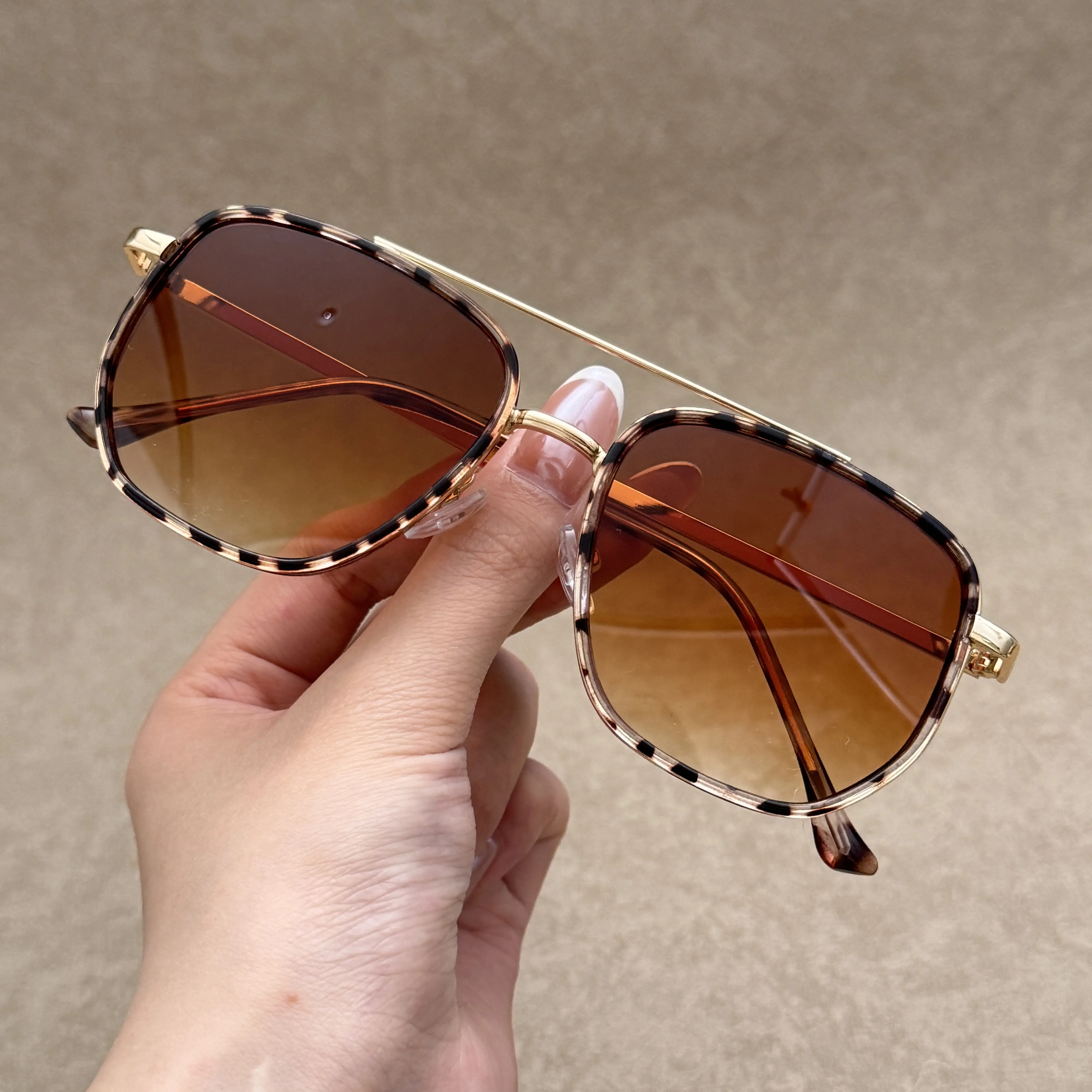 Women's Vintage Double-Bridge Aviator Sunglasses - Gold Metal Frame with Tortoiseshell Pattern Rim, Trendy Gradient Tea Lenses for Daily Casual Streetwear