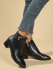 Black pointed-toe short boots, suitable for graduation ceremonies, fashionable women's footwear, ideal for formal occasions, comfortable and elegant shoes, with sturdy heels that provide stability and ease of walking, perfect for office commutes.