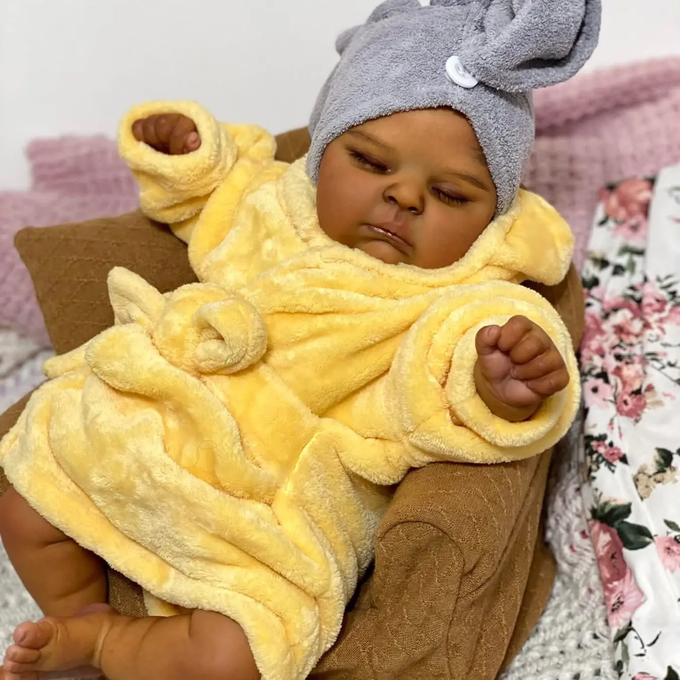 20-in Life Sized Reborn Baby Doll, Black Skin, Rooted Curly Hair, Closed Eyes, Cute Face, Full Body Vinyl Dark Brown Bathing Toy, Lovely Gift for Doll Enthusiasts, Life Sized Doll