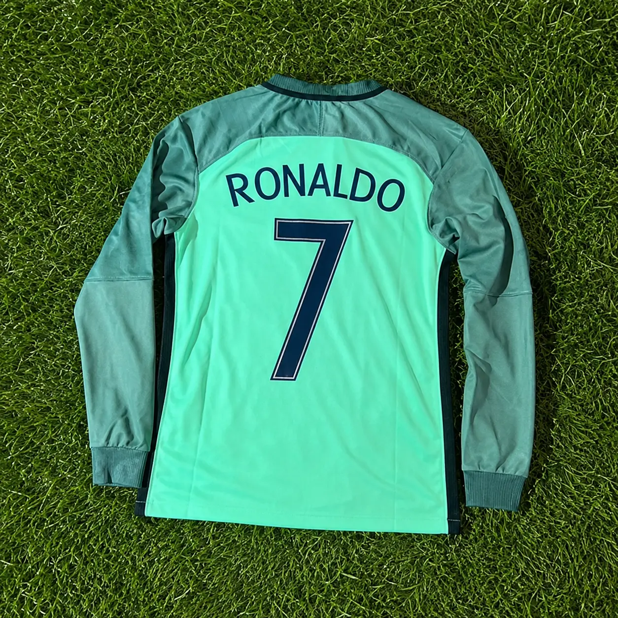 C.Ronaldo #7 2018 Green Long Sleeve Retro Football Jersey – Iconic Gradient Design, Striker Position, Full Printed
