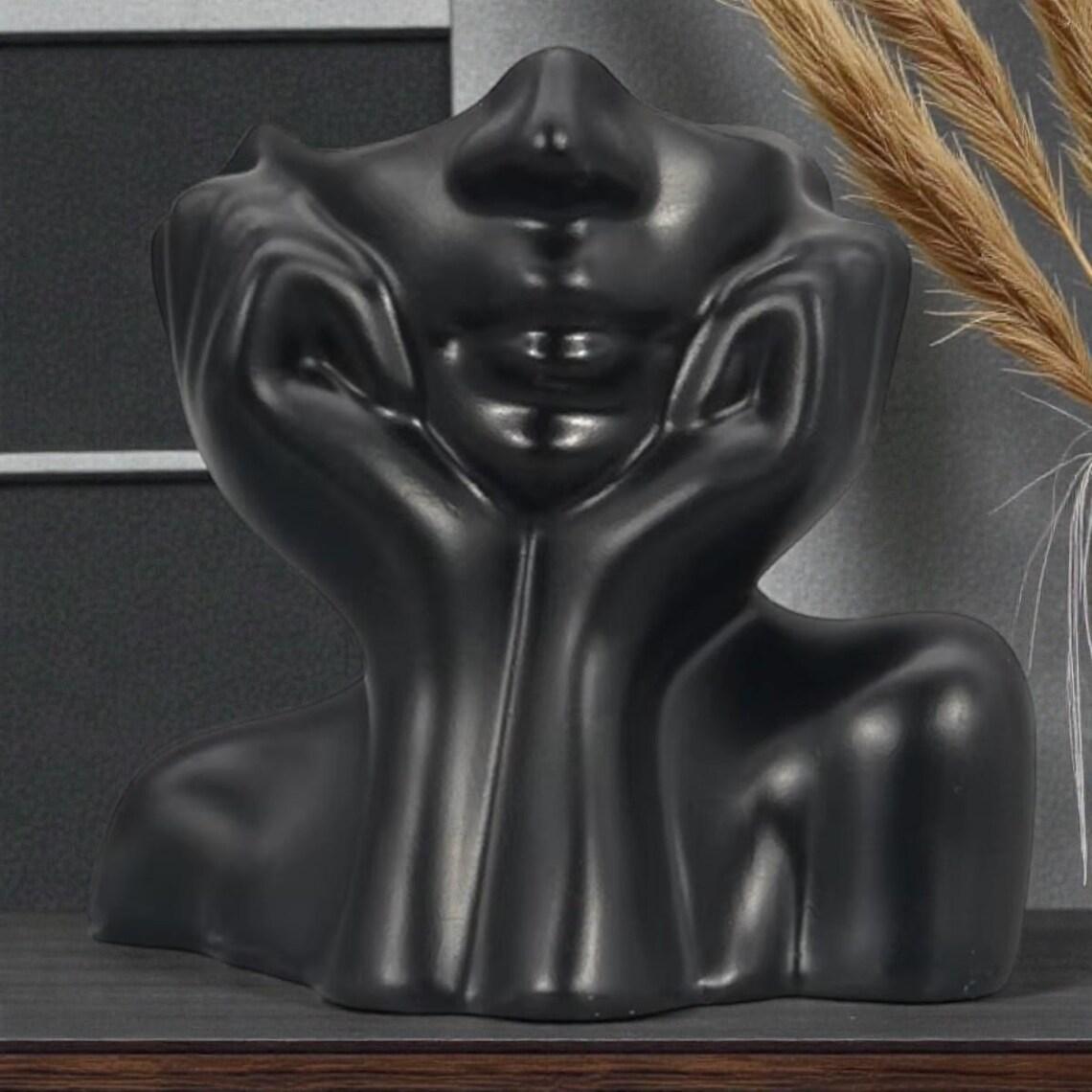 A Cute Makeup Brush Storage Box Shaped Like a Human Face • Featuring a Minimalist White Design That Captures The Relaxed Vibe of a Resting Face • This Artistic Piece for Your Desk Combines Practicality with Aesthetic Appeal