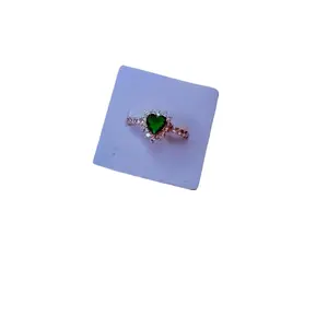 Anillo de corazones   verde con circonias blancas size 7-10