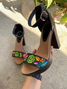Mexican heels. Floral heels. Mexican leather heels. Mexican wedges. Mexican floral high heels. Cute huaraches with a party theme. Huarache