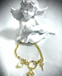 PULSERA CON CHARMS EN LAMINADO 14K