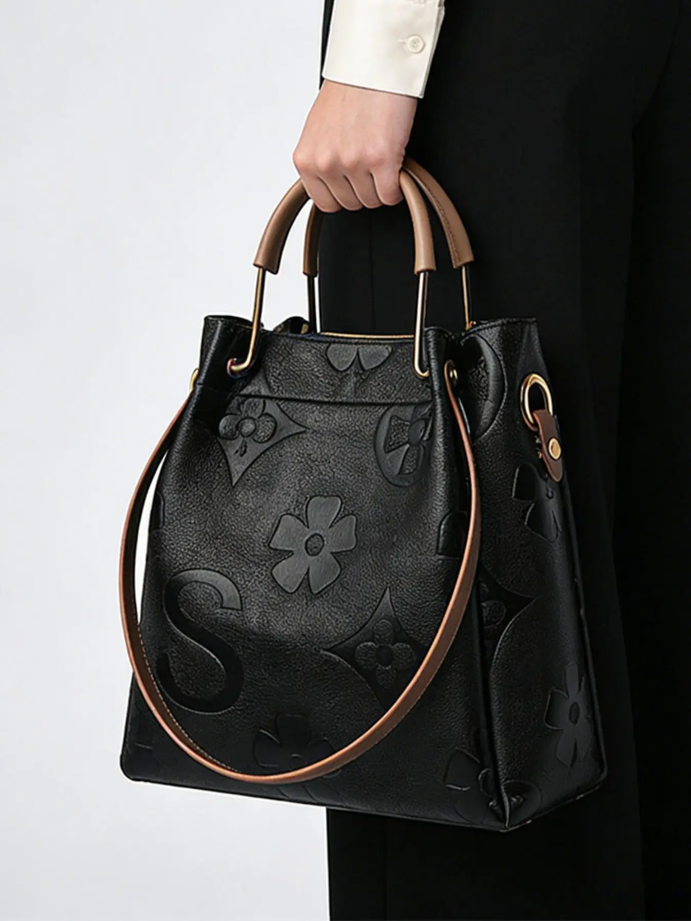 Trendy New Bucket Bag, Fashionable Bucket Bag, High-End Fashion Embossed Handbag, Large Capacity Parent-Child Shoulder Bag, Stylish and Practical, Elegant Embossed Bag