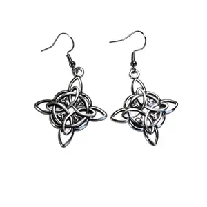 Earrings witch knot with triketa
